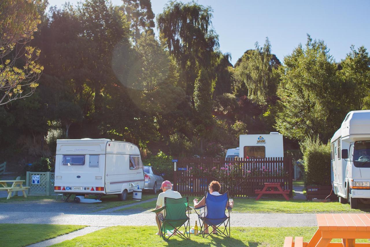 דנידין Aaron Lodge Holiday Park מראה חיצוני תמונה